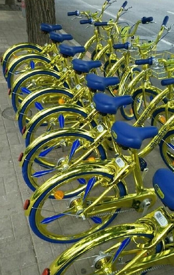 中国军人莫斯科彩排手握枪口护群众